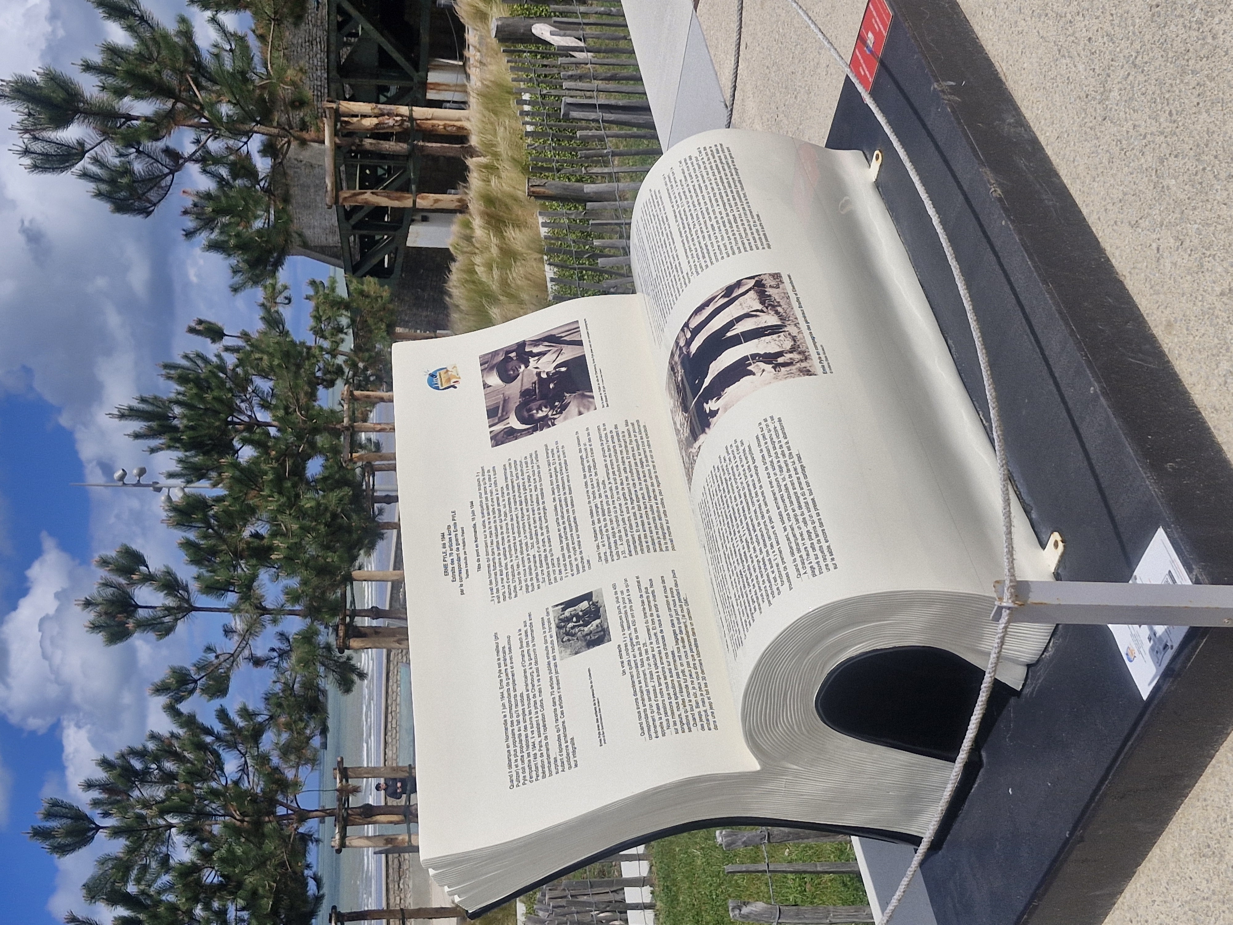 Grosses Buch als Skulptur am Strand der Normandie – Geschichte die offen liegt
