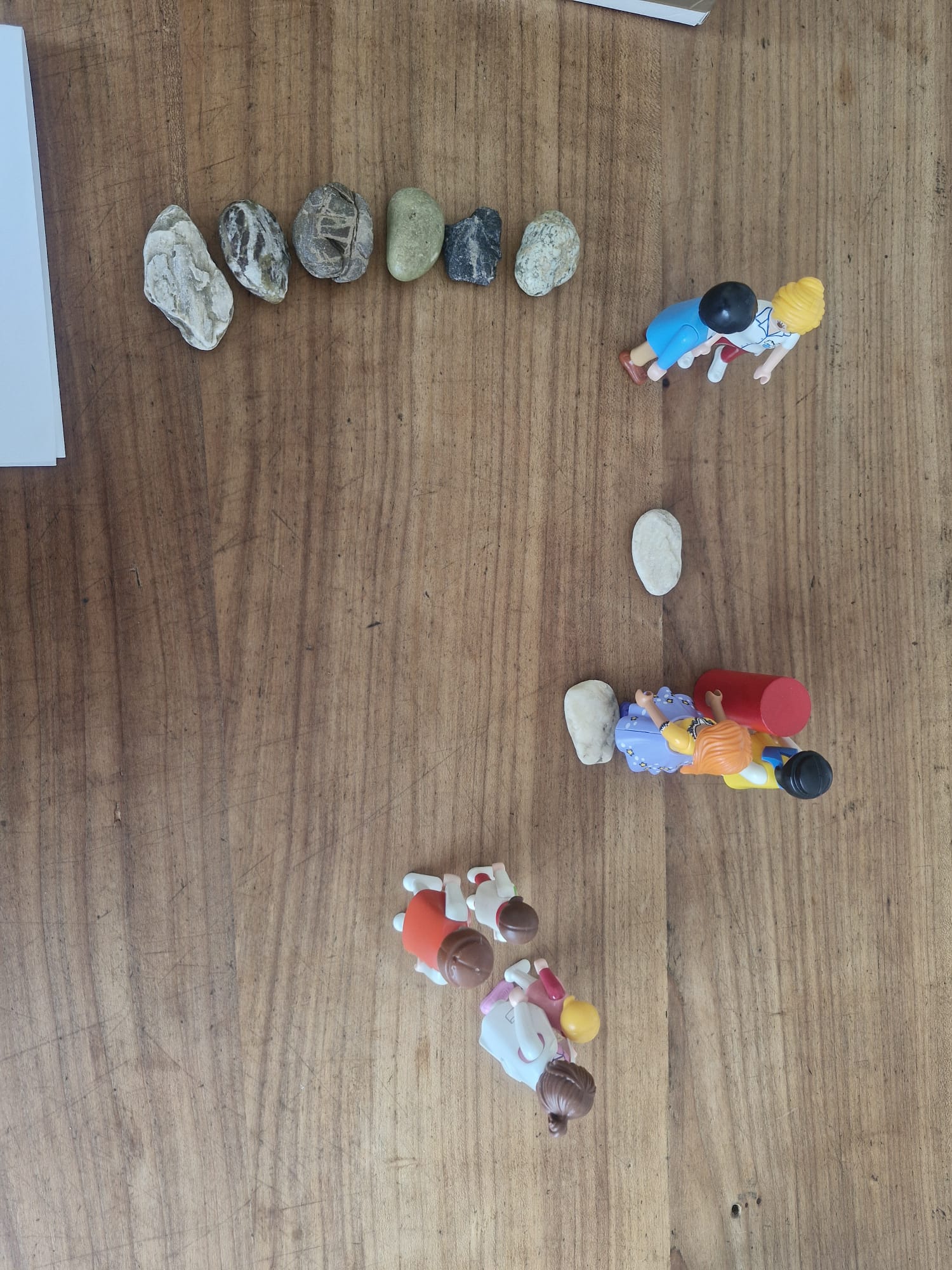 Systembrettaufstellung mit Playmobil-Figuren und Steinen – echte Aufstellungsarbeit von Mara Giannachi